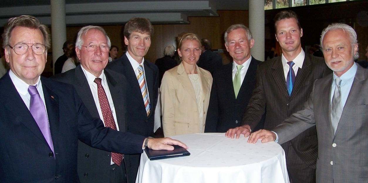 Foto (Mark Heinemann): (v. li.) Manfred von Richthofen, Prof. Dr. em. Bart Crum, Prof. Dr. Nikolaus Risch, Lilli Schwarzkopf, Prof. Dr. Dr. Sebastian Braun (2. v. re.) und Prof. Dr. Hans-Joachim Warnecke dankten Prof. Dr. Wolf-Dietrich Brettschneider (3. 