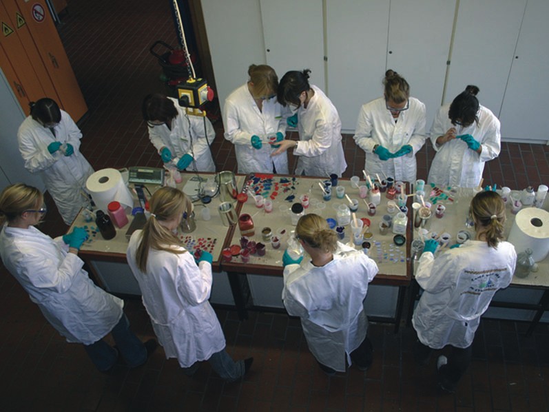 Foto (Universität Paderborn): Oberstufenschülerinnen beim Schnupperstudium in natur- und ingenieurwissenschaftlichen Studiengängen an der Universität Paderborn.