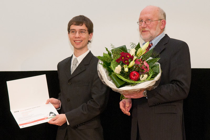 Foto (Robert Timmermann): Prof. Dr. Hans Kleine Büning gratuliert Philipp Wendler zum diesjährigen NRW Young Scientist Award.