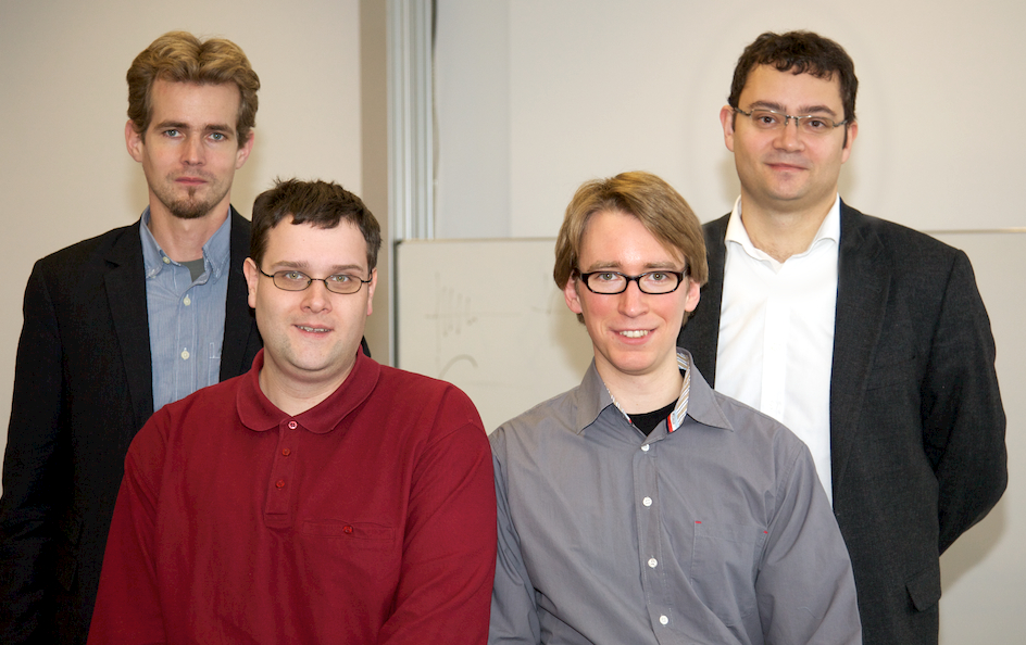 Foto (Department Physik): Die Stipendiaten freuen sich mit ihren Mentoren (v. l. n. r.): Jun.-Prof. Stefan Schumacher, B.Sc. Christian Wiebeler, M.Sc. Sandro Hoffmann und Prof. Dr. Cedrik Meier.