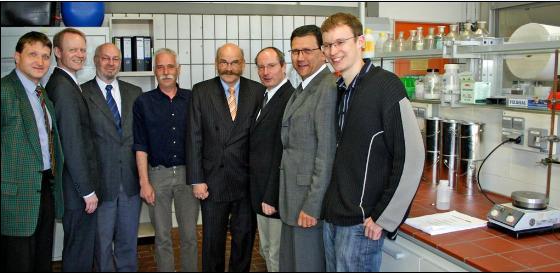 Foto (privat): V. li.: Freuen sich über eine gelungene Zusammenarbeit zwischen Universität und Wirtschaft: Hans-Peter Reicher (Schwering & Hasse), Dr. Norbert von Thienen (Innovationsministerium NRW), Andreas Keil (InnoZent OWL), Martin Samusch (Univers