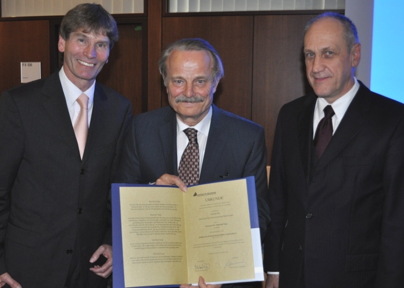 Foto (Universität Paderborn, Mark Heinemann): Prof. Dr.-Ing. Manfred Nagl (m.) erhielt im Rahmen einer Festveranstaltung aus den Händen von Dekan Prof. Dr. Franz Rammig (r.) sowie Präsident Prof. Dr. Nikolaus Risch den akademischen Grad "Doktor der Nat