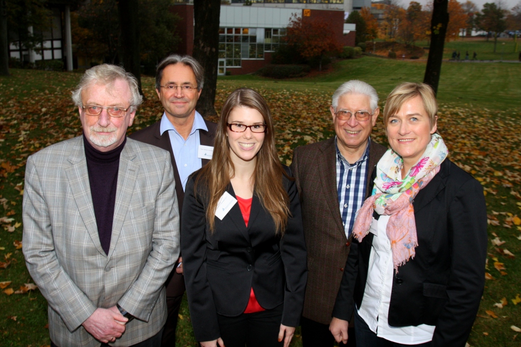 Foto (Universität Paderborn, Patrick Kleibold): Vorstand und Geschäftsführung von Alumni Paderborn gratulieren der Emeriti-Preis-Stipendiatin 2012 Larissa Kahrau (3. v. l.) im Namen der Professorinnen und Professoren, die das Stipendium finanziert habe