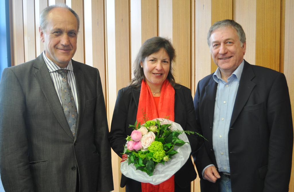 Foto (Universität Paderborn, Mark Heinemann): Der Rat der Fakultät Elektrotechnik, Informatik und Mathematik um Dekan Prof. Dr. Franz J. Rammig (l.) und Geschäftsführer Dr. Michael Laska wählte Prof. Dr. Angela Kunoth zur neuen Prodekanin des Institu