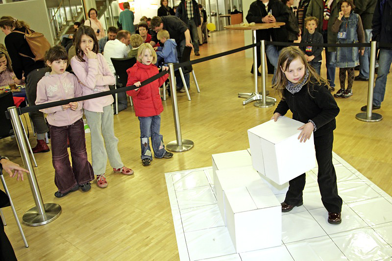 Foto (Jan Braun, HNF): „Auf die Würfel, fertig los!“ – Eine begeisterte Teilnehmerin in der Startposition zum PotzKlotzwettbewerb der Universität Paderborn