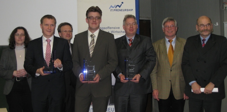 Foto: Lydia Ortkraß (UNICONSULT, Uni Paderborn), Matthias Ferber (Ferber-Software GmbH), Jürgen Geisler (TechnologieParkPaderborn GmbH), Dr.-Ing. Joachim Schnieders (3 Pi Consulting & Management GmbH), Dr. Olav M. Behrens (PAVONE AG), Prof. Dr. Hans Alb