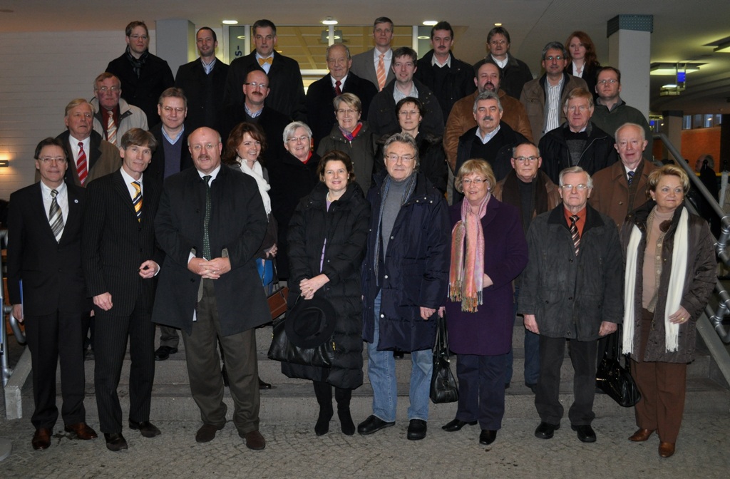Foto (Mark Heinemann): Präsident Prof. Dr. Nikolaus Risch (2.v.li.) und der Leiter Hochschulnetzwerk & Fundraising Christoph Schön (v.li.) begrüßten Bürgermeister Paul Hermreck sowie zahlreiche Vertreter aus Wirtschaft, Politik und Verwaltung der Sta