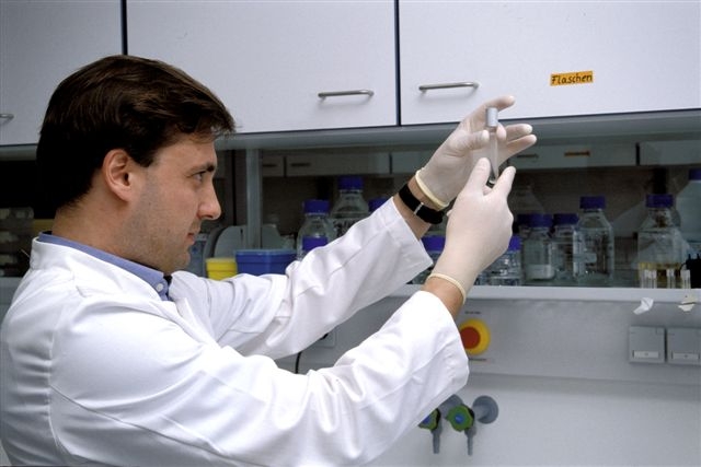 Foto (Universität Münster): Privatdozent Dr. Alexander W. Friedrich im Labor des Universitätsklinikums der Universität Münster