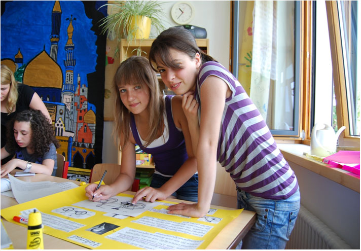 Foto (Jenny-Maria Budde): Schülerinnen im Förderunterricht im Bonifatius-Zentrum