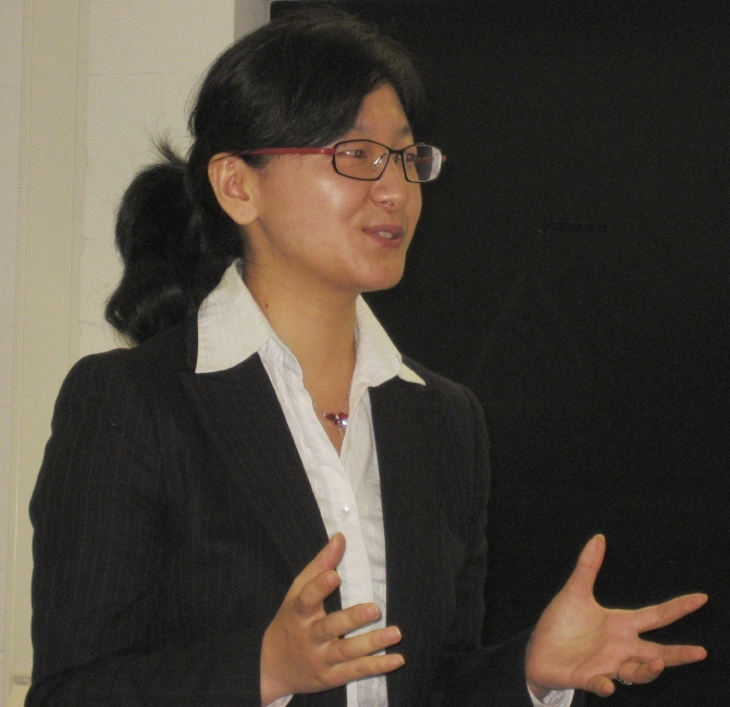 Foto (CDTF): Dr.-Ing. Hua Chang referiert vor Studierenden der CDTF.