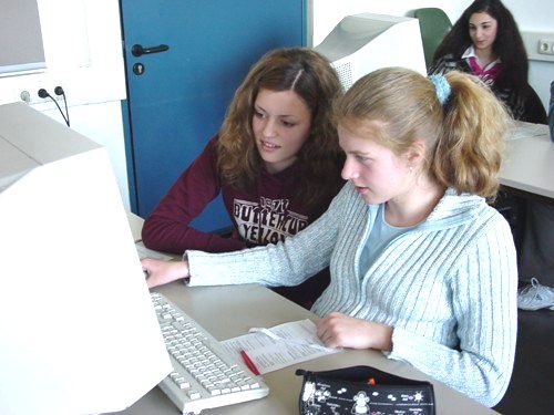 Foto (Kathrin Bittner): Webseiten programmieren bei „Mädchen machen MINT“ in den Osterferien.