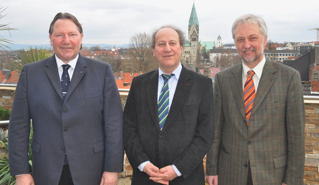 Foto (Universität Paderborn, Mark Heinemann): Prof. Dr. Michael Dellnitz, Sprecher des Graduiertenkollegs, Festredner Prof. Dr. Dr. h. c. Peter Deuflhard, Zuse-Institut Berlin, und Prof. Dr. Wilhelm Schäfer, Vizepräsident der Universität Paderborn