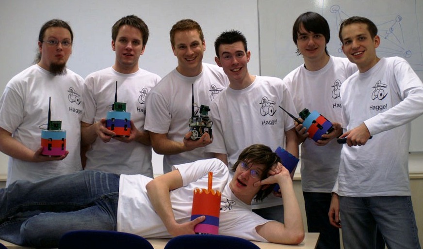 Foto (Katharina Stahl): "Gute Studienbedingungen – gute Ergebnisse: Studenten der Informatik an der Uni Paderborn mit "dressierten" Robotern"