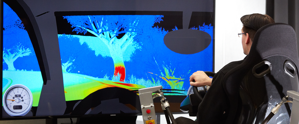 Abbildung: Virtuelle Testfahrt mit einem intelligenten Scheinwerfersystems im Nachtfahrtsimulator (© Heinz Nixdorf Institut)