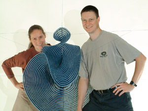 Foto: Prof. Dr. Bernd Krauskopf (rechts) und Prof. Dr. Hinke Osinga (beide Universität Bristol) mit einem von ihnen erstellten gehäkelten Modell der so genannten Lorenz-Mannigfaltigkeit, mit dem beide international Begeisterung erregt haben.
