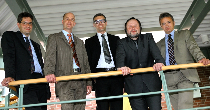Foto (Universität Paderborn, Adelheid Rutenburges): Über die gute Positionierung beim Handelsblatt-Betriebswirte Ranking freut sich der Dekan der Fakultät für Wirtschaftswissenschaften, Prof. Dr. Peter F. E. Sloane (4. v. l.) zusammen mit den Platzier