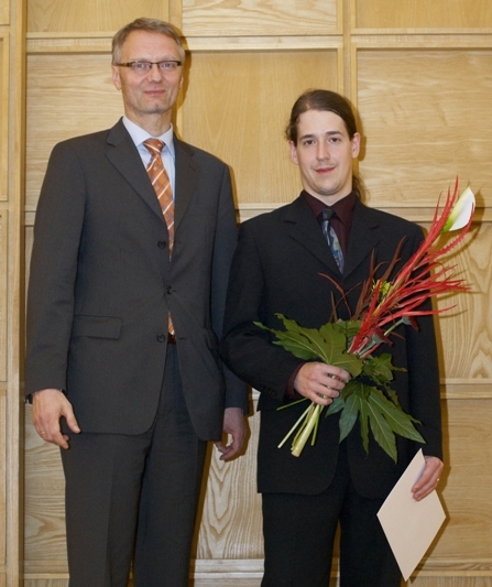 Foto: Prof. Dr. Eckhard Steffen (links), Geschäftsführer der International Graduate School Dynamic Intelligent Systems der Universität Paderborn, mit dem Preisträger Christian Häubl.
