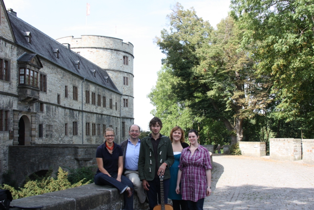 Foto: Songs und Balladen von 2009 - 1609: Hans Hermann Hansen (zweiter von links) laden gemeinsam mit Cara Hachmeister, ganz links, dann  Linus Werdt, Marianne Töns, Corinna Peters und weiteren Mitwirkenden zur musikalischen Soirée in die Wewelsburg ein