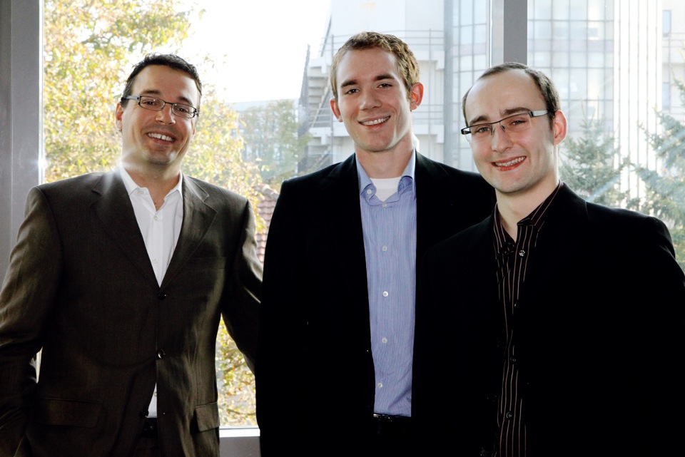 Foto (Universität Paderborn, Adelheid Rutenburges) v. li.: Gut  gelaunt über die Auszeichung mit dem EXIST-Gründerstipendium für das Gründungsvorhaben maxcluster sind Prof. Dr. Dennis Kundisch (Lehrstuhl für Wirtschaftsinformatik), Sebastian Ringel 