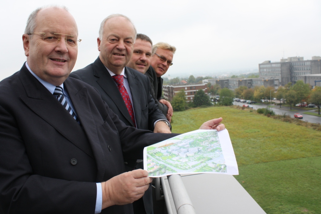 Foto (v. li).: Investor Dr. Dieter Brechmann, der stellvertretende Vorstandsvorsitzende der Volksbank Paderborn-Höxter-Detmold Dr. Günter Reimund, der Leiter des Volksbank-Kompetenzzentrums Immobilienkundenbetreuung Thomas Berendes und der geschäftsfü