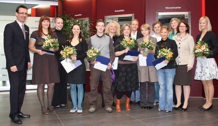 Foto (Thilo Pickartz, Universität Paderborn): Zwölf Paderborner Studierende zeigen in der Galerie der Gütersloher Sparkasse ihre spanischen Kunstwerke. Im Rahmen der Ausstellungseröffnung übergab Prof. Dr. Dorothee M. Meister, Vizepräsidentin für L