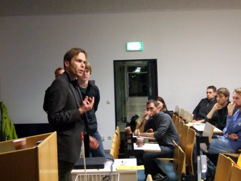 Abbildung: In der Diskussion: Prof. Dr. Peter Fäßler