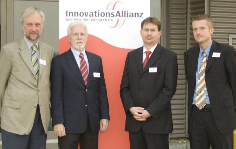 Foto (InnovationsDialog): Im Dialog über Innovationen (v. li.): Prof. Dr. Wilhelm Schäfer, Dr. Herbert Hanselmann (Geschäftsführer dSPACE GmbH), Prof. Dr. Volker Lohweg und Dr. Oliver Niggemann.