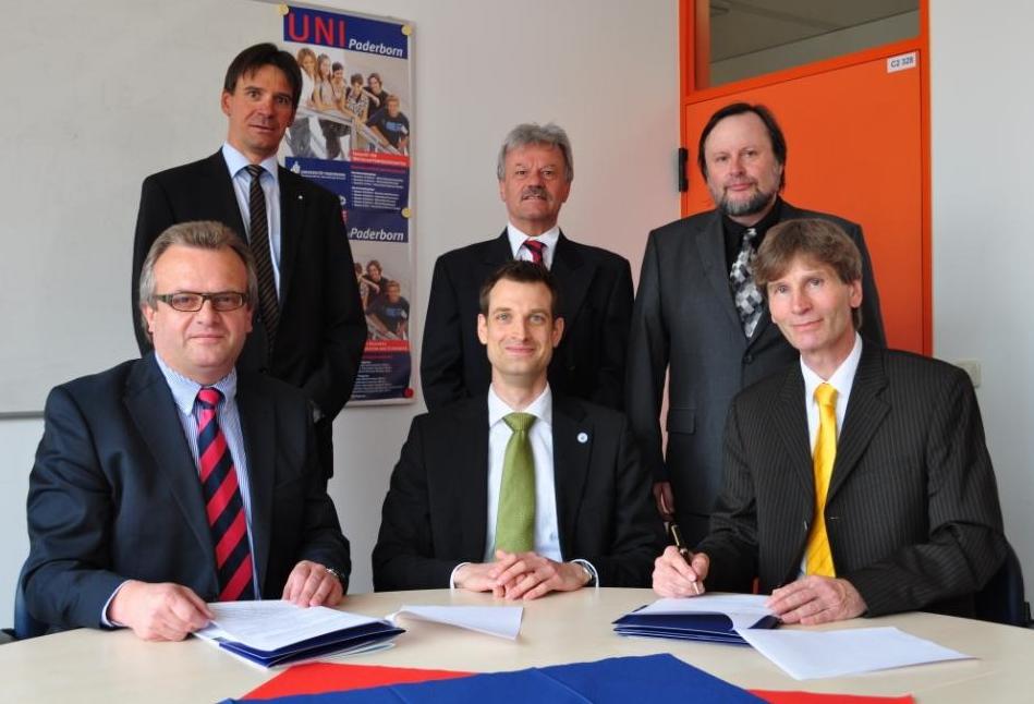 Foto (Mark Heinemann): (vorn v. li.): Manfred Gubitz, DGS-Stiftungsvorstand, Jun.-Prof. Dr. Jens Hogreve, Fakultät für Wirtschaftswissenschaften, und Uni-Präsident Prof. Dr. Nikolaus Risch, (hinten v. li.): Dr. Uwe Baer von der Stiftung der Dienstleist