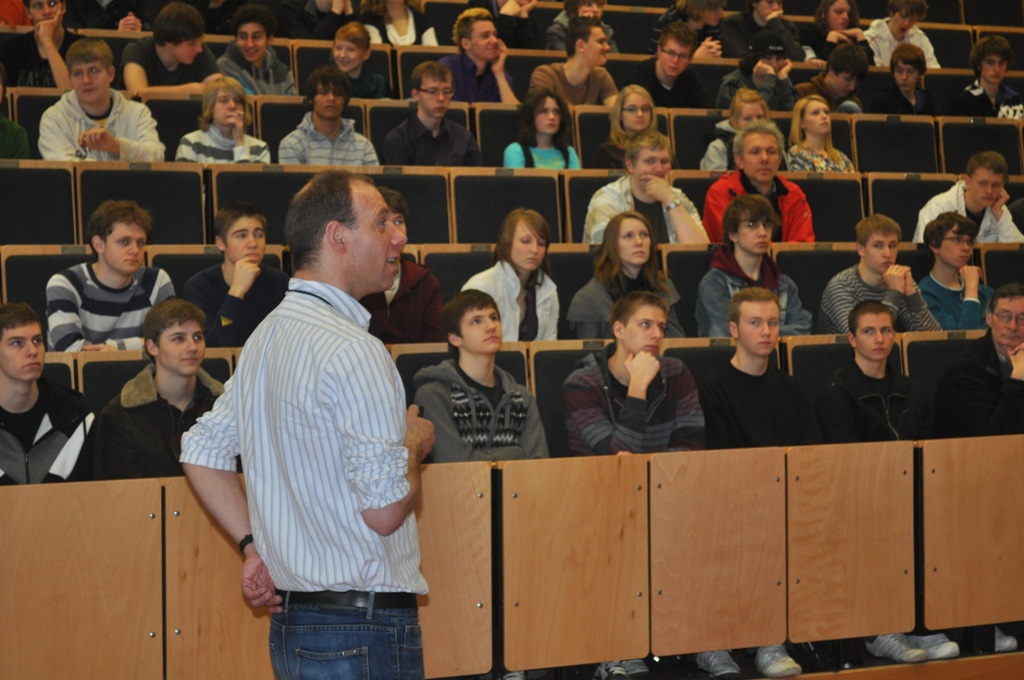 Foto (Mark Heinemann): Prof. Dr. Johannes Blömer, hier vor einigen Oberstufenschülern der teilnehmenden Gymnasien, sorgte im Rahmen des Schüler-Kryptotages bei seinen Vorträgen für die theoretische Grundlage.