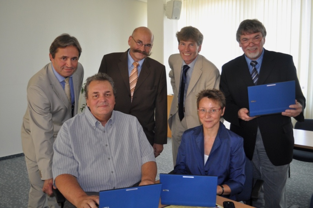 Foto (Universität Paderborn, Mark Heinemann): V. li. hinten: Tibor Werner Szolnoki, Uni-Pressesprecher und PAUL-Teilprojektleiter Kommunikation, Kanzler Jürgen Plato, Präsident Prof. Dr. Nikolaus Risch und PAUL-Projektleiter Prof. Dr. Wilfried Hauensch