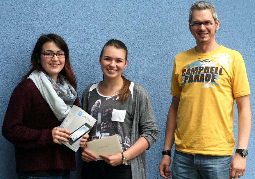 Foto (Universität Paderborn, Cinderella Schröder): Zwei der sieben glücklichen Gewinner/innen: Michele Baldes und Franziska Schmidt sowie Jörn Sickelmann (stellv. Leiter der ZSB) bei der Übergabe der Sachpreise.