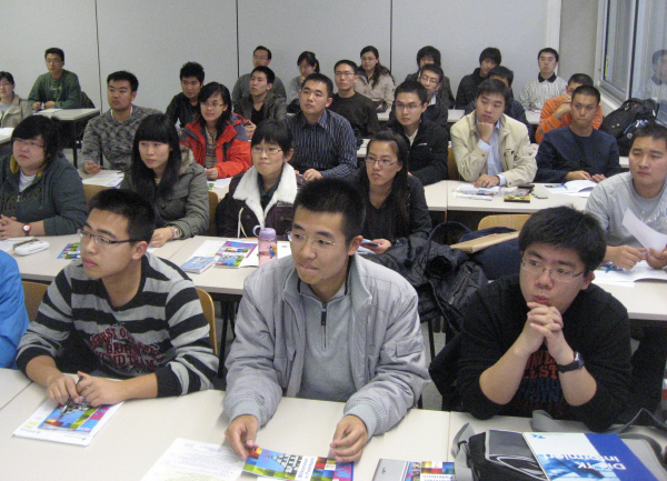 Foto (Universität Paderborn): Die neuen Studierenden aus Qingdao im Einführungsseminar in der Universität Paderborn.
