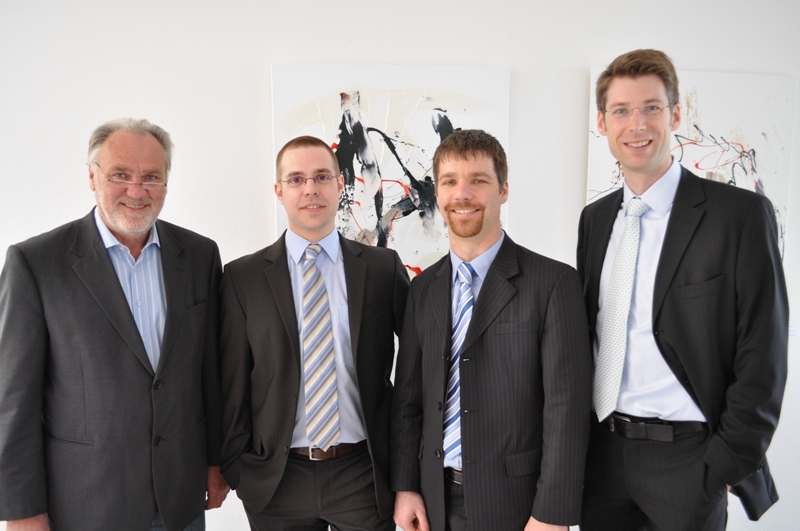 Foto (Mark Heinemann) v. li.: Der Leiter von UNICONSULT Bernd Seel und das Gründungsteam von ORconomy – Stefan Bunte, Dr. Jens Peter Kempkes und Dr. Ingmar Steinzen – freuen sich über den Projektstart.