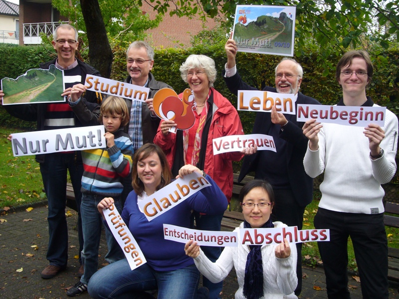 Auf dem Foto sind von links nach rechts folgende Mitarbeitenden und Studierende zu sehen: 1. Obere Reihe: Heiner Bredt, Studierendenpfarrer Matthias Surall, Andrea Emmrich, Dr. Volker Bastert und Benjamin Riepegerste. 2. Untere Reihe: Luca Bredt (Nachwuch