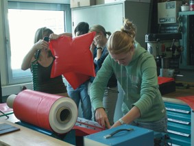 Foto (Kathrin Bittner): Auch das ist Maschinenbau an der Universität Paderborn: Folienherstellung im Workshop Kunststofftechnik.
