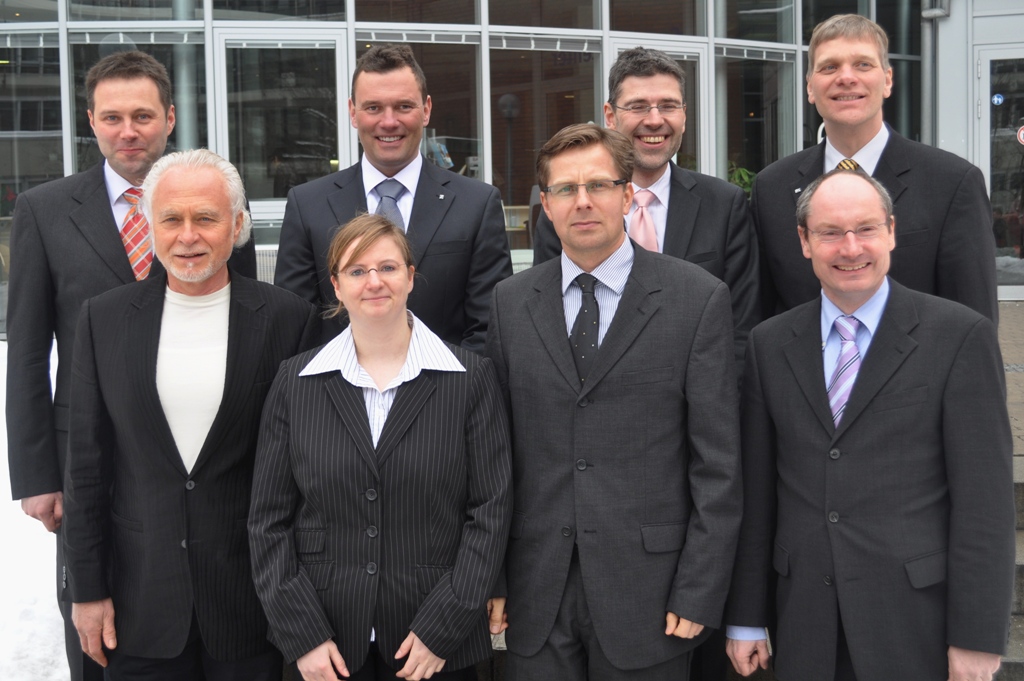 Foto (Universität Paderborn, Mark Heinemann): Im PMP arbeiten sieben Professoren aus Maschinebau und Chemie zusammen: Oben, v. li.: Prof. Dr. Dirk Kuckling, Organische und Makromolekulare Chemie; Prof. Dr. Elmar Moritzer, Kunststofftechnologie; Prof. Dr.