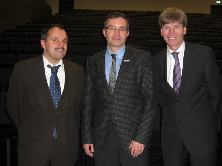 Foto (Universität Paderborn, Dr. Andrea Zoyke): v. l. n. r.: Prof. Dr. H.-Hugo Kremer (Studiendekan der Fakultät für Wirtschaftswissenschaften), Prof. Dr. Martin Schneider (Dekan der Fakultät für Wirtschaftswissenschaften), Prof. Dr. Nikolaus Risch (