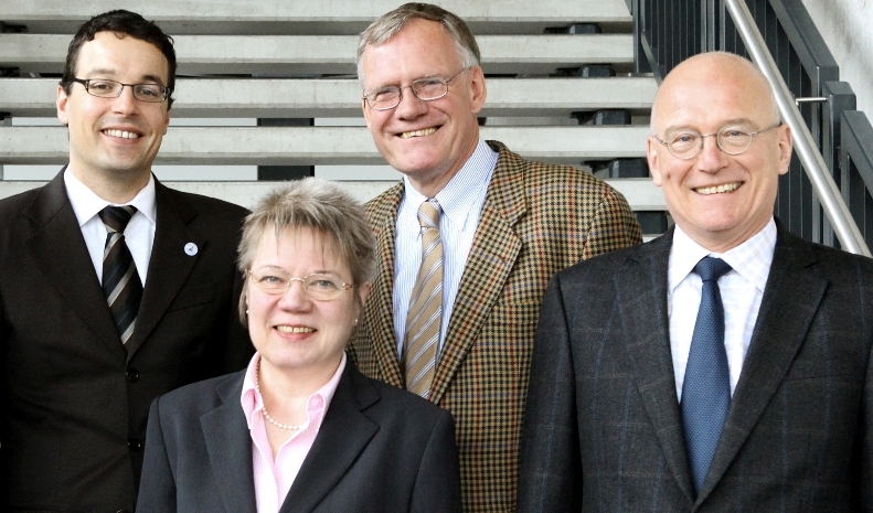 Foto (Universität Paderborn): Aus der Wirtschaftsinformatik freuen sich auf eine rege Diskussion (v. li.): Prof. Dr. Dennis Kundisch vom „Lehrstuhl für Wirtschaftsinformatik, Information Management & E-Finance“, Prof. Dr. Leena Suhl vom „Lehrstuhl