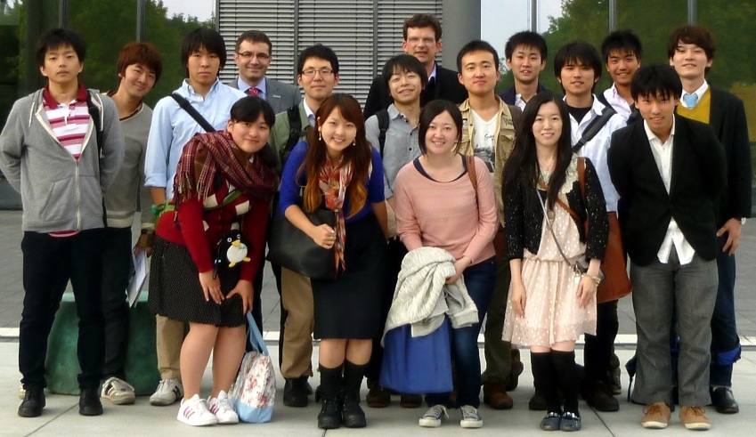 Foto (Universität Paderborn): Über den erfolgreichen Abschluss der Summer School freuen sich mit den Studierenden aus Tohoku Prof. Dr. Martin Schneider, Dekan der Fakultät für Wirtschaftswissenschaften, und Prof. Dr. Stefan Jungblut, Programmkoordinat