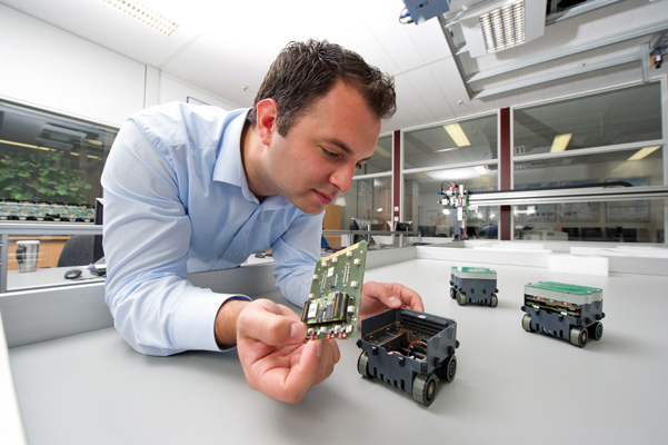 Foto: Paderborner Forscher entwickeln mikroelektronische Komponenten für Roboter, die uns zukünftig im Notfall helfen sollen. (© Heinz Nixdorf Institut)
