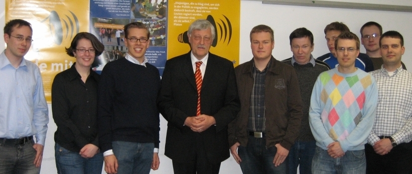 Foto (Kai-Uwe Heidemeier): Bürgermeister Heinz Paus (CDU) diskutierte mit Studierenden.