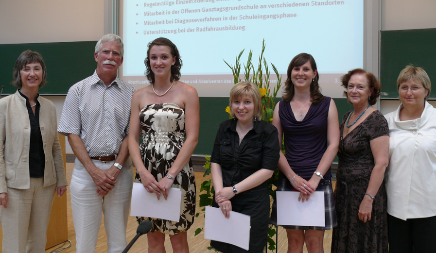 Foto (Universität Paderborn) (v. l.): Gerhild Träger, Vorstand PLAZEF, Prof. Dr. Hartmut Spiegel, Betreuer der Staatsexamensarbeit von Nadja Danil, die Preisträgerinnen Nadja Danil, Anna Kitzka und Elena Mey mit den Vertreterinnen der GEW Sabine Unger,