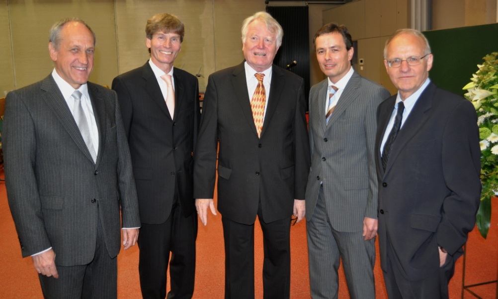 Foto (Universität Paderborn, Mark Heinemann): (v. l.) Prof. Dr. Franz J. Rammig, Prof. Dr. Nikolaus Risch, Prof. Dr. Hans-Dieter Rinkens, Prof. Dr. Bardo Herzig und Prof. Dr. Dr. Jürgen Baumert.