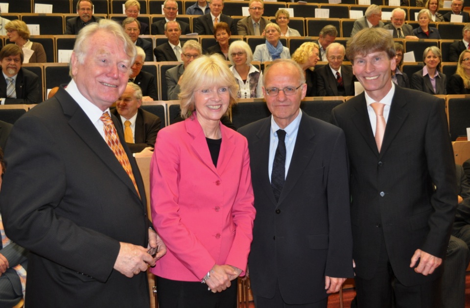 Foto (Universität Paderborn, Mark Heinemann): Prof. Dr. Hans-Dieter Rinkens (v. l.), Schulministerin Barbara Sommer, Prof. Dr. Dr. Jürgen Baumert und Präsident Prof. Dr. Nikolaus Risch.