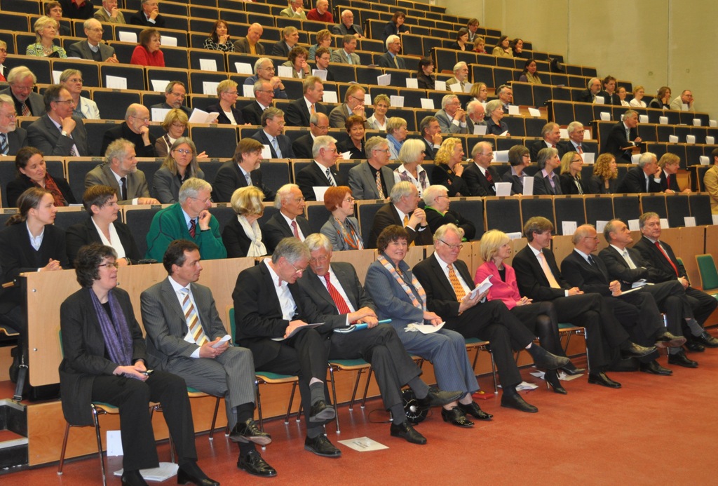 Foto (Universität Paderborn, Mark Heinemann): Zahlreiche hochrangige Gäste und Weggefährten nahmen an dem Festkolloquium für Prof. Dr. Hans-Dieter Rinkens teil.