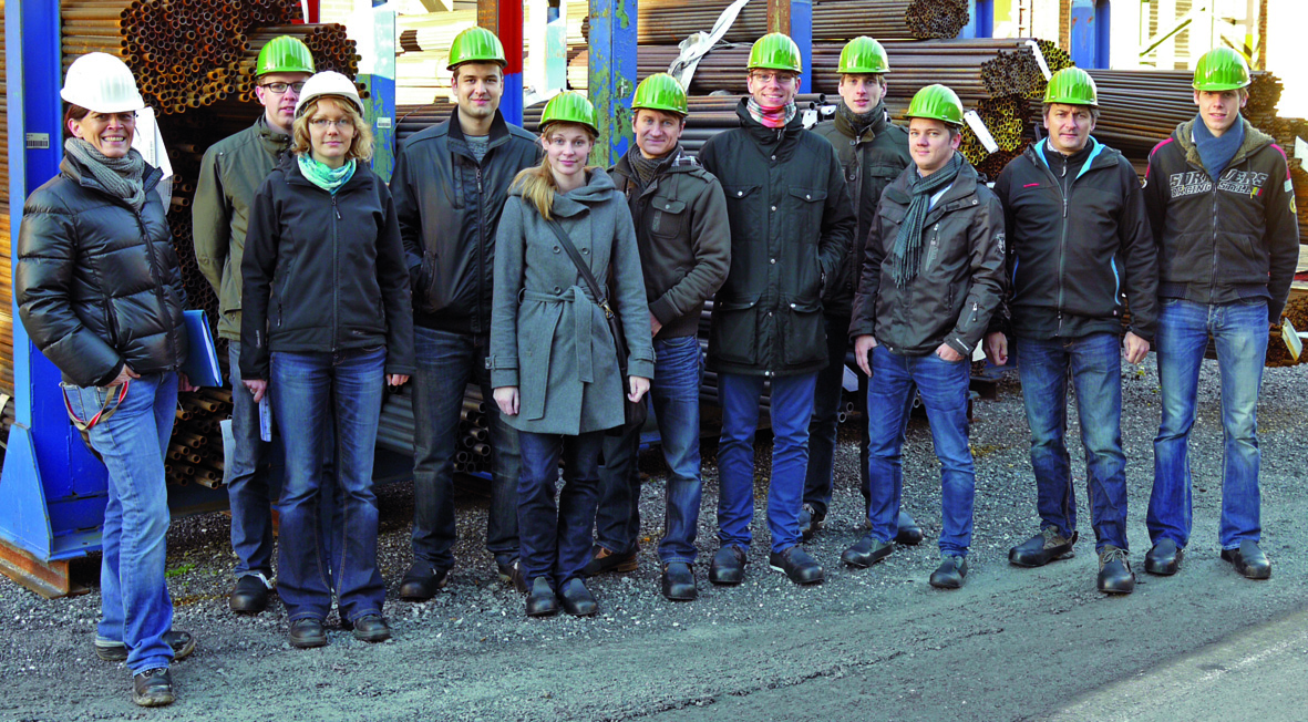 Foto (Universität Paderborn, Heinz Nixdorf Institut): Das Team des Projektlabors zu Besuch bei der Benteler Steel/Tube GmbH. Links Dr.-Ing. Ute Brüseke, Leitung Strategische Projekte Benteler Steel/Tube.