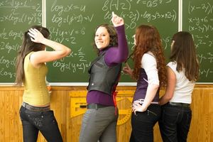 Foto (fotolia): Die Universität Paderborn bietet Oberstufenschülerinnen in den Herbstferien durch die Herbst-Uni die spannende Möglichkeit, ihre Kompetenzen und Interessen zu testen.