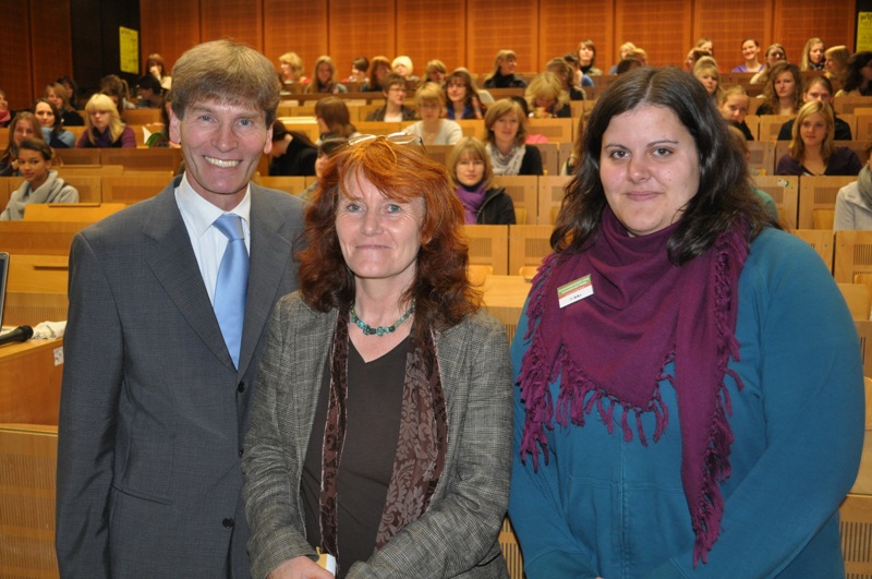 Foto (Mark Heinemann): Von links: Präsident Prof. Dr. Nikolaus Risch, Gleichstellungsbeauftragte Dipl.-Päd. Irmgard Pilgrim und Hedda Holtmeier (Projekt „Frauen gestalten die Informationsgesellschaft“) begrüßten die Studentinnen auf Probe im Hörs