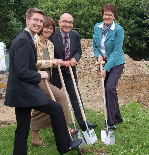 Foto: (v. l.) Herr Tobias Wybranietz (Stellvertretender Vorsitzender Verwaltungsrat Studentenwerk Paderborn), Frau Dr. Katja Ullrich (Geschäftsführerin Studentenwerk Paderborn), Herr Wolfgang Walter (Beigeordneter der Stadt Paderborn), Frau Dr. Martina 