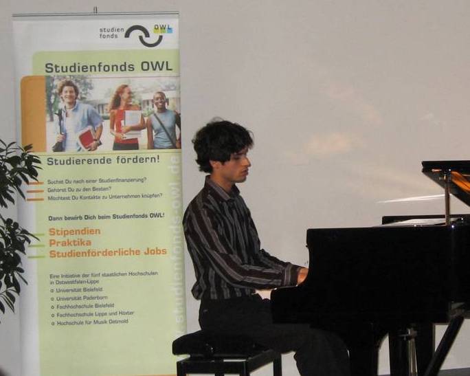 Am Flügel: Stipendiat der Musikhochschule Arya Alimadadi, ist bereits seit Anfang 2007 Stipendiat.